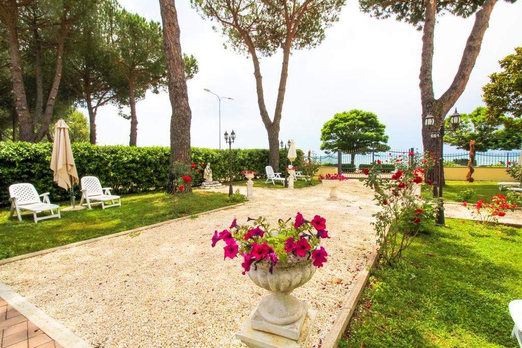 Le Naiadi Park Hotel Sul Lago Bolsena Exterior photo